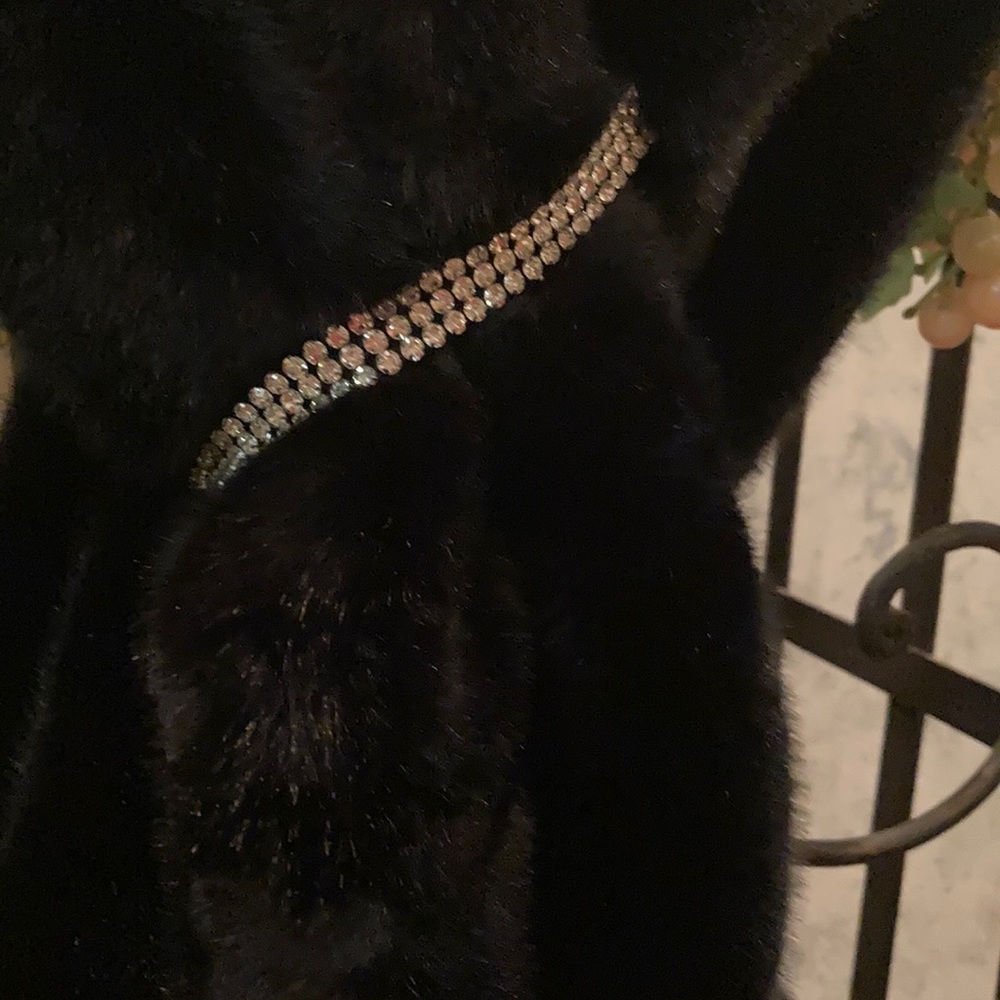 ELEGANT AND STUNNING NEW FAUX FUR WRAP!!! 🤗 - Picture 3 of 7